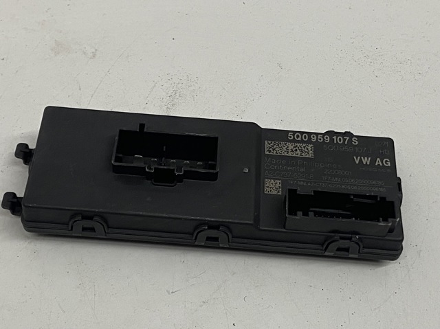 ЭБУ открытия крышки багажника/двери 3-й (5-й) 5Q0959107S VAG