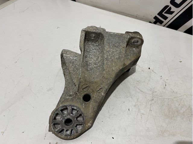 Кронштейн подушки (опоры) двигателя, правой 7L6199308C VAG