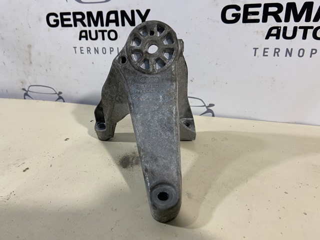 Кронштейн подушки (опоры) двигателя, правой 7L8199308E VAG