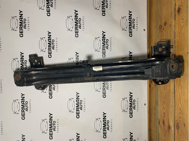 Усилитель переднего бампера  7P0807109B VAG