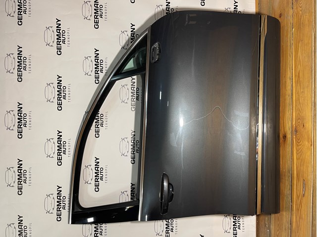Пассажирская передняя дверь 7P0831056 VAG