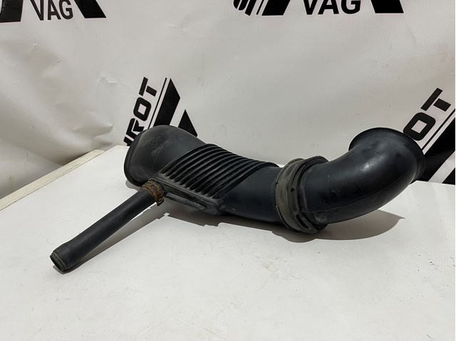 Воздухозаборник 7P6129609 VAG