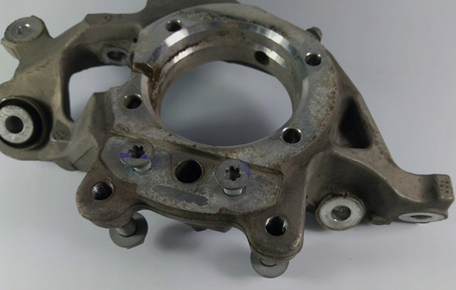 Кулак поворотный правый 80A505432G VAG