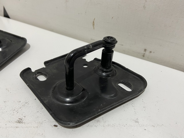 Стояк-крюк замка капота 81A823186A VAG