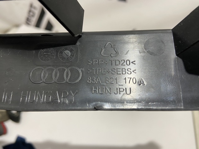 83A821170A Заглушка жабо боковая купить Ирпень