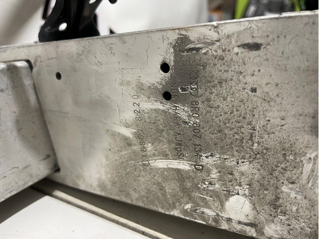 Кронштейн усилителя переднего бампера 8R0807134D PORSCHE