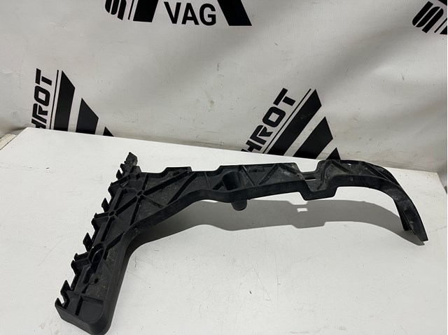 Направляющая заднего бампера, правая 8R0807454 VAG