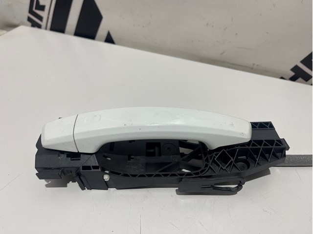 Наружная ручка правой двери 8V0839885 VAG