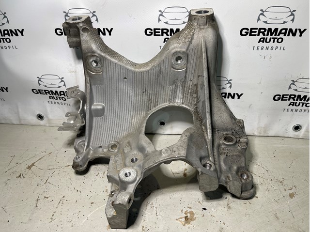 Кронштейн передней балки 8W0399296E VAG