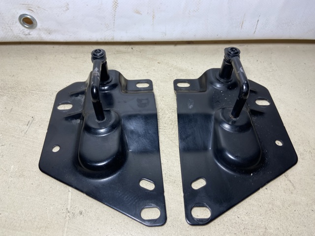 Стояк-крюк замка капота 8W0823186D VAG