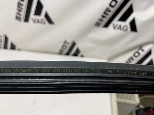 VAG 8W0839480 Уплотнитель стекла двери задней правой внутренний (планка) в наличии Тернополь