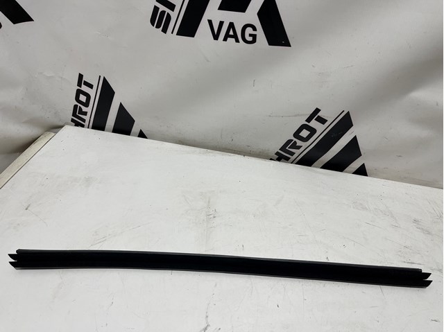 Уплотнитель стекла двери задней правой внутренний (планка) 8W0839480 VAG