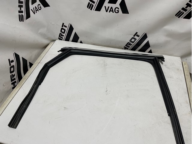 Направляющая стекла рамки двери, заднего правая 8W5839432D VAG