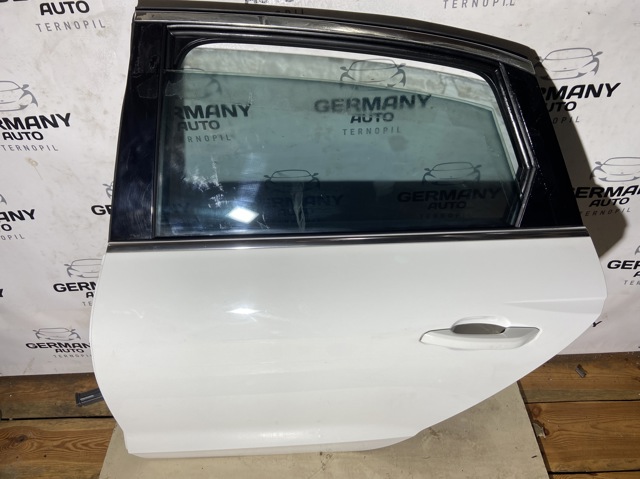 Стекло задней двери, левой 8W5845205 VAG