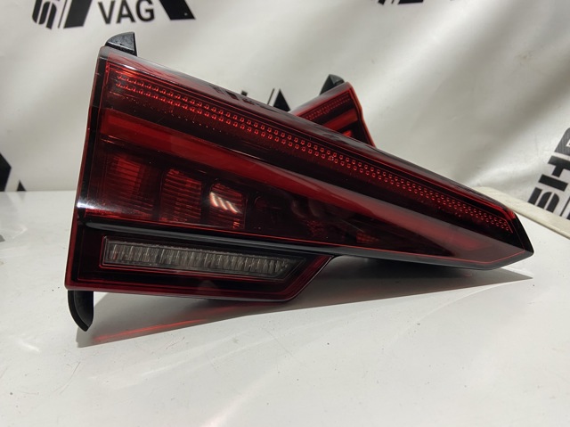 Задняя левая внутренняя фара 8W5945093D VAG