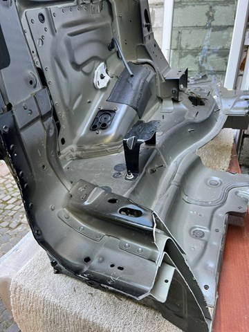 LAND ROVER LR044373 Крыло заднее левое в наличии Киев