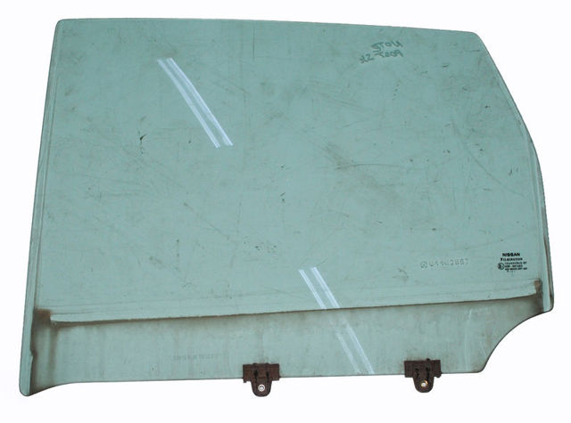 Стекло двери задней левой 823019U000 NISSAN
