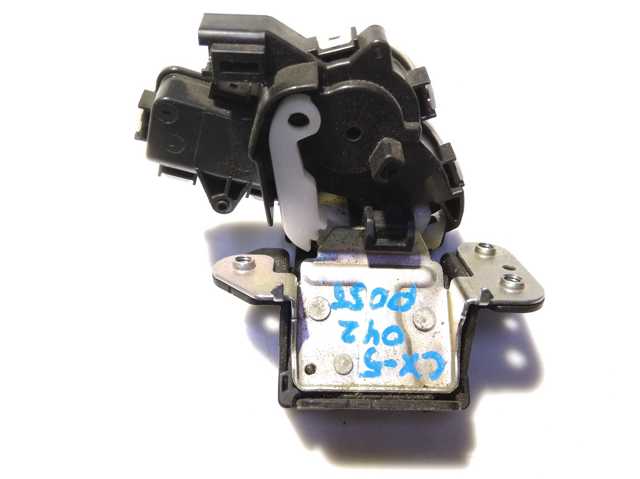 Замок и ручка двери задка G33M62310A MAZDA