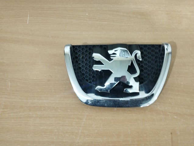 Эмблема переднего бампера 18C0001030 PEUGEOT