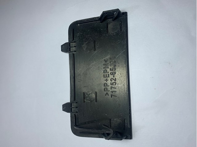 Заглушка бампера буксировочного крюка 7175265J00 SUZUKI