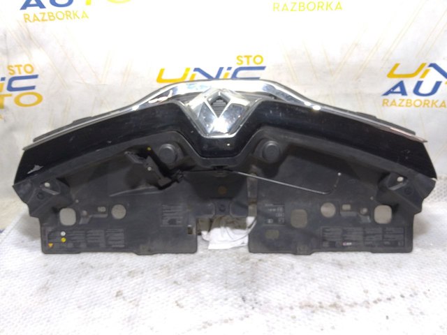 Кронштейн решетки радиатора 620935704R RENAULT