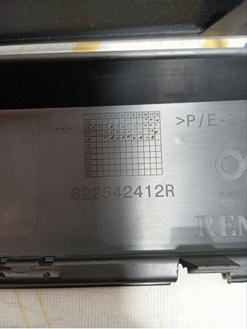 Решетка бампера переднего центральная 622542412R RENAULT