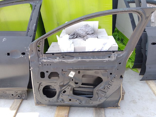 Пассажирская передняя дверь 801001148R RENAULT