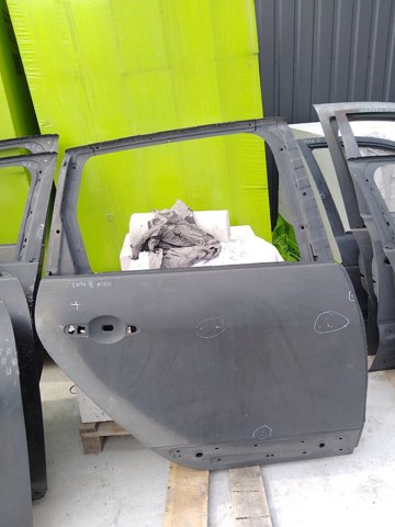 Пассажирская передняя дверь 801003028R RENAULT