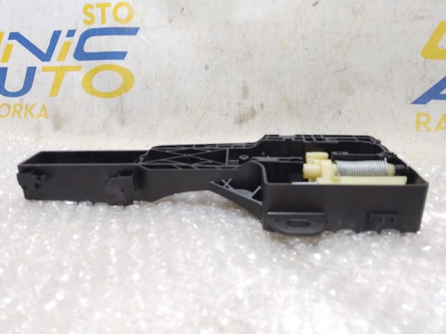 Держатель наружной ручки двери, правых дверей 806068026R RENAULT