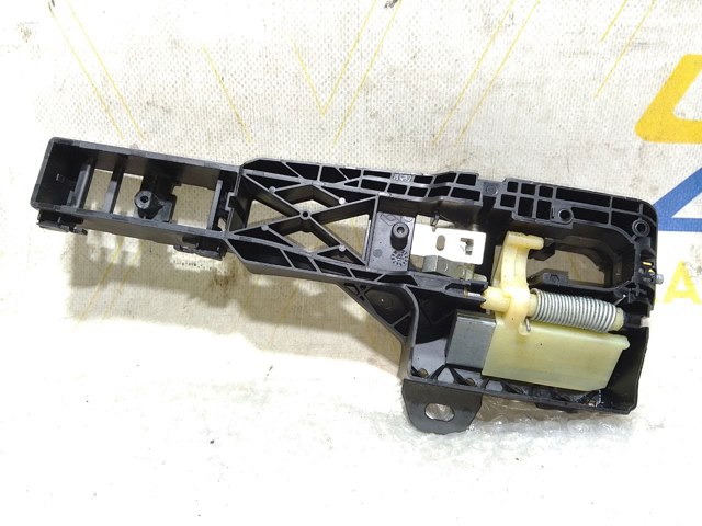 806068026R RENAULT Держатель наружной ручки двери правых дверей купить в Николаев