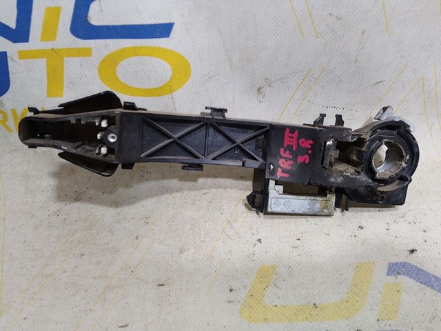 806071150R RENAULT Держатель наружной ручки двери задней левой купить в Черкассы