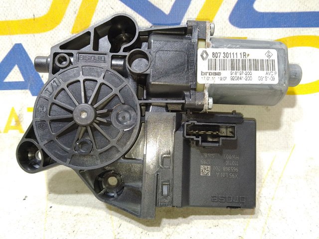 Мотор стеклоподъемника двери передней, правой 807301111R RENAULT
