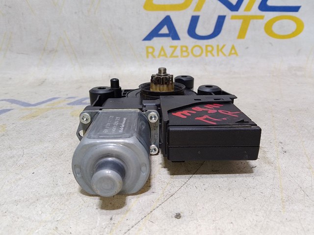 Мотор стеклоподъемника двери передней, правой 807301396R RENAULT