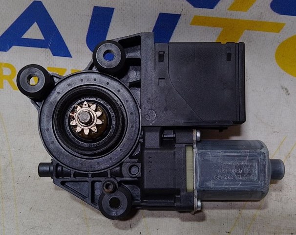 Мотор стеклоподъемника двери передней, правой 807302741R RENAULT