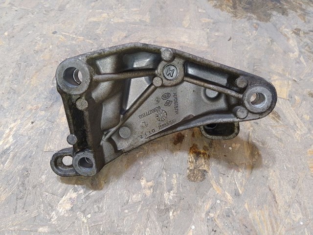 Кронштейн подушки (опоры) двигателя, левой 8200277203 RENAULT