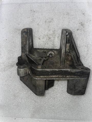 Кронштейн подушки (опоры) двигателя, правой 8200454462 RENAULT