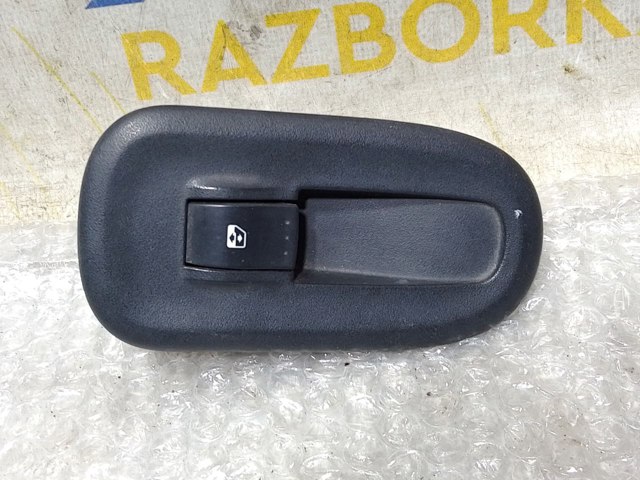 Кнопки переднего правого стеклоподъемника 8200548968 RENAULT