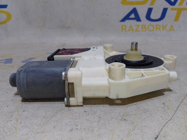 Моторчик стеклоподъемника двери задней, правой 827306548R RENAULT