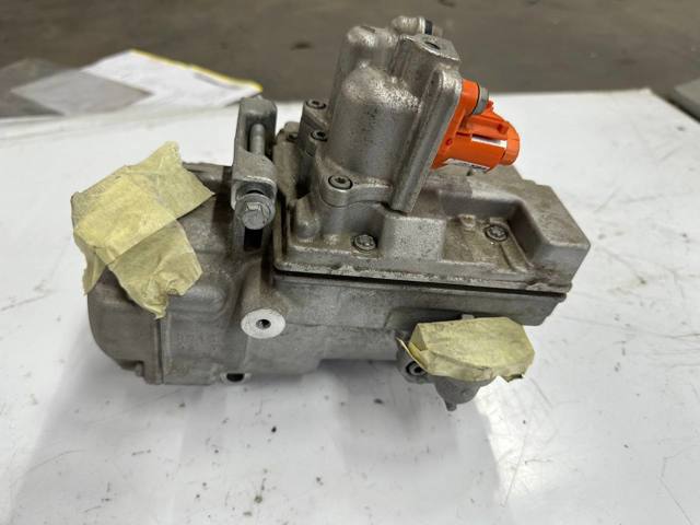 Компрессор климатической установки 926008999R RENAULT