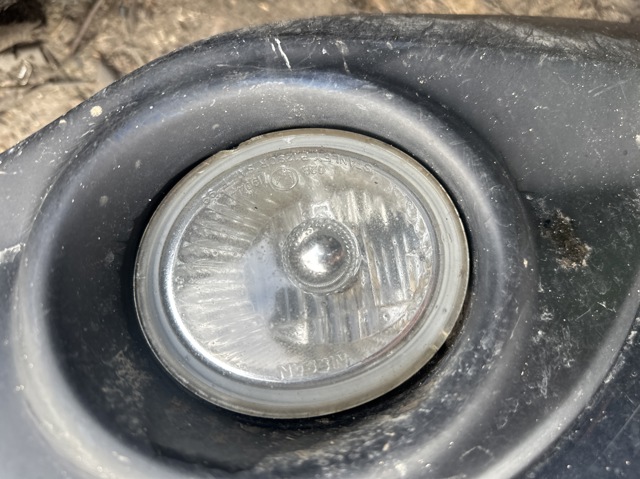 Фара противотуманная, левая 261558J025 NISSAN