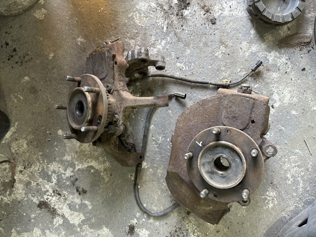 512513E200 HYUNDAI Цапфа (поворотный кулак) передний правый купить в Ужгород
