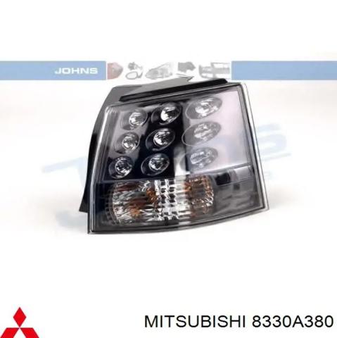 Фонарь задний правый, внешний 8330A380 MITSUBISHI