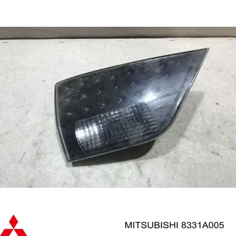 Задний левый внутренний фонарь 8331A005 MITSUBISHI