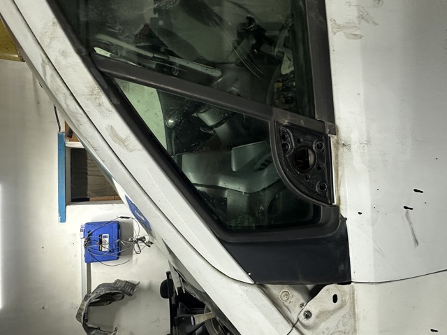 Стекло треугольное двери передней левой 9201R6 PEUGEOT