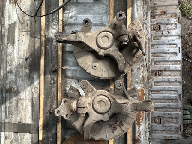 A6393301332 MERCEDES Цапфа (поворотный кулак) передний правый купить в Павлоград