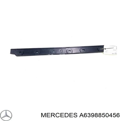Направляющая заднего бампера, правая A6398850456 MERCEDES