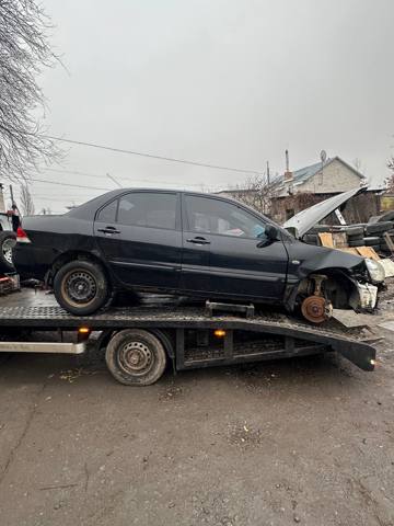 Стекло пассажирской двери MR525732 MITSUBISHI