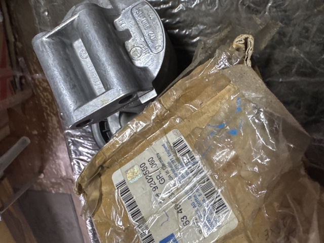 Натяжитель клинового ремня 9202550 GM