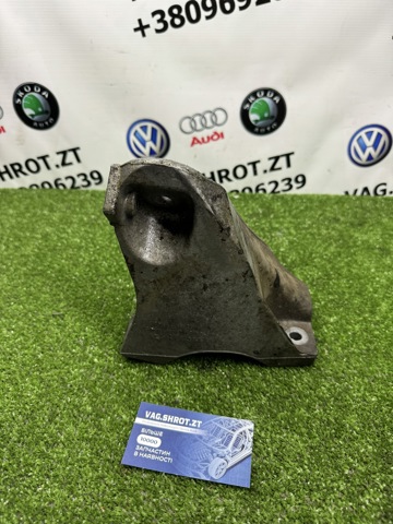 Кронштейн подушки (опоры) двигателя, правой 7L6199308D VAG