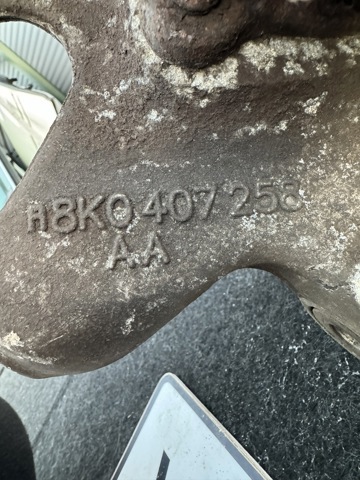 8K0407242AA VAG Цапфа (поворотный кулак) передний правый купить в Ирпень